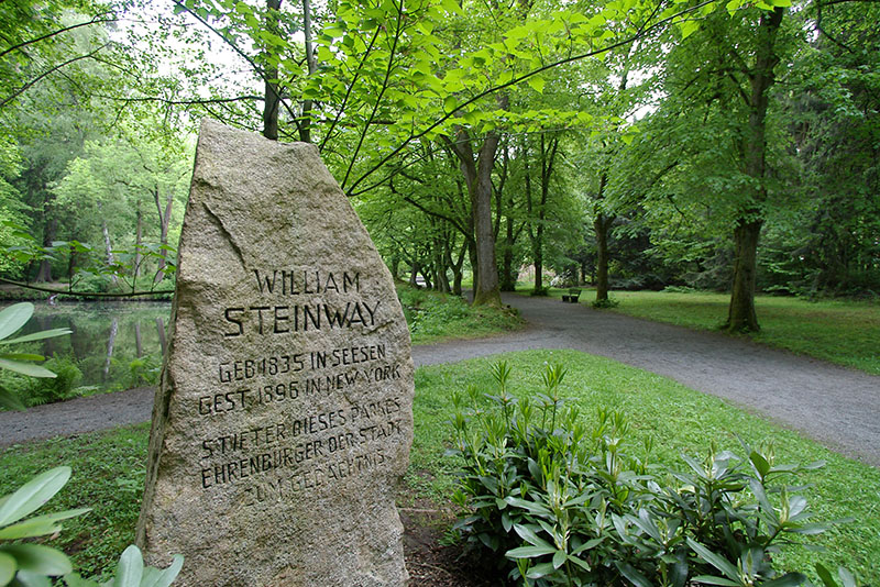 Steinway-Gedenkstein im Steinway-Park